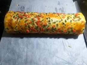 晾凉后的面包卷就可以切块食用了。