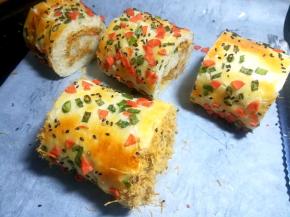 也可以在面包的两侧，涂上沙拉酱，再粘上一部分肉松。