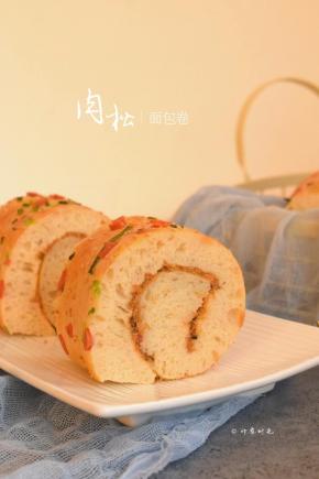 如果烤的有点干，卷不起来也没关系，直接切块就可以食用，有点像街上卖的烧饼，味道也是棒棒的。