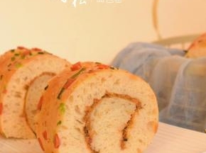 如果烤的有点干，卷不起来也没关系，直接切块就可以食用，有点像街上卖的烧饼，味道也是棒棒的。