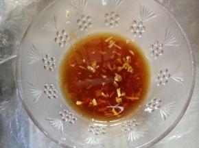 将醋，糖，生抽，姜米，清水调好备用。