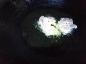 锅里放适量油烧热，放里脊肉。