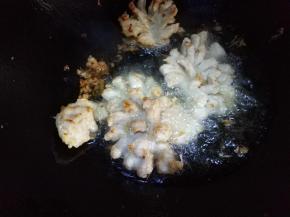 中火炸至微黄