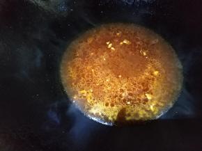 锅里留少量油，放番茄酱炒香，然后倒入调好的糖醋汁。