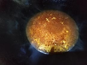 锅里留少量油，放番茄酱炒香，然后倒入调好的糖醋汁。