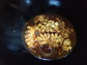 烧煮后放炸好的里脊。