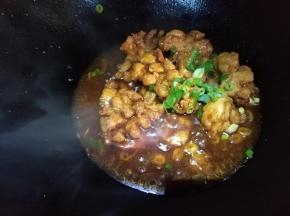 放水淀粉收汁，放葱花。