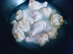 鸡翅根焯水，冷水入锅，大火烧开。捞出后用冷水冲洗，捞出淋干水份。