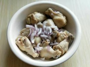 焯好的鸡翅根加入大一点的器具中，来去切好的葱姜蒜，盐，料酒，生抽，胡椒粉。