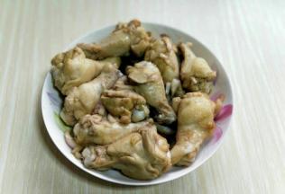 抓拌均匀，腌制30分钟。