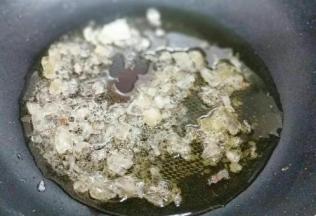 炒糖色，锅中加入油，加入冰糖，小火慢熬，知道冰糖融化，成褐色。