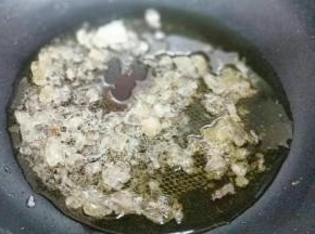 炒糖色，锅中加入油，加入冰糖，小火慢熬，知道冰糖融化，成褐色。