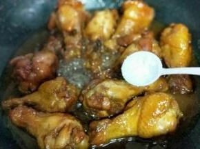 再加入适量清水，大火烧开，转小火约20分钟。(直到鸡翅根烂糊了即可)
20分钟后鸡翅根基本可以了，加入盐，大火收汤可以出锅。