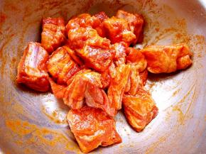 倒入烤肉料，拌匀腌制(用牙签戳洞更易入味)。