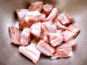 羊排洗净，控干水份。