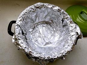 新砂锅冲洗干净，擦干水份，锅底放一个烤架，然后横纵向各两张锡纸，交叉铺在烤架上，内壁按下贴牢，周围延伸到锅沿外（目的是防止油渍进入锅里）。