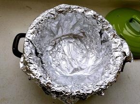 新砂锅冲洗干净，擦干水份，锅底放一个烤架，然后横纵向各两张锡纸，交叉铺在烤架上，内壁按下贴牢，周围延伸到锅沿外（目的是防止油渍进入锅里）。