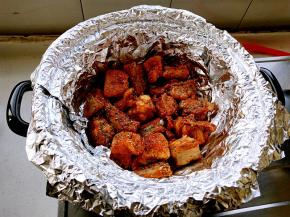 烤20分钟翻面，撒黑胡椒碎，继续烤20分钟。