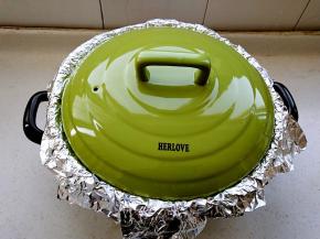 关火焖十分钟（充分利用砂锅锅体储存的热能焖，具体烤制时间根据羊排的大小和火力的大小不同灵活选择）。