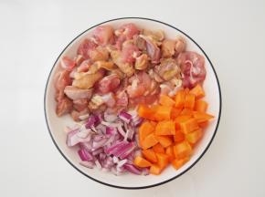 准备300g鸡肉，半个洋葱，半根胡萝卜，都切成小块备用