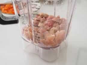 鸡肉丁放进料理杯中