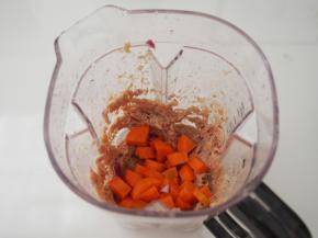 然后再加入胡萝卜丁进行搅拌，同样是3档，半分钟就OK了，不要搅拌的太碎哦~