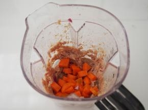 然后再加入胡萝卜丁进行搅拌，同样是3档，半分钟就OK了，不要搅拌的太碎哦~