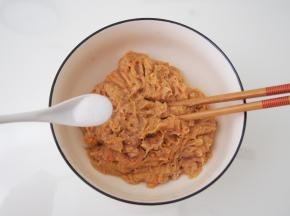 加点调料，盐、五香粉、料酒、酱油、一个鸡蛋清，朝一个方向搅打上劲。