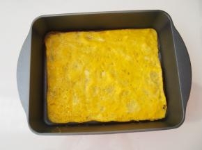 准备两个鸡蛋，打散后放入不粘锅中煎成鸡蛋饼。