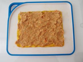 在鸡蛋饼上抹上一层鸡肉馅