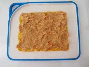 在鸡蛋饼上抹上一层鸡肉馅