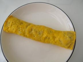 卷起后放入锅中蒸15分钟左右蒸熟即可。