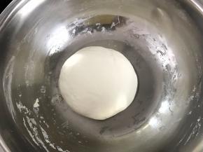 用300克面粉加150克水和成软硬合适的白色面团。醒30分钟。