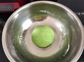 用200克面粉加120克菠菜汁和成软硬合适的绿色面团。醒30分钟。