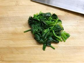 菠菜先焯下水，切成小段。