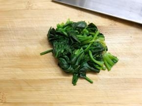 菠菜先焯下水，切成小段。
