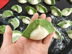 然后用双手挤成大肚饺子。