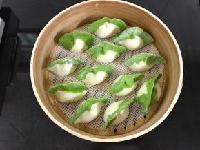 全部做好后码入蒸笼。