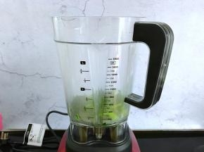 破壁机搅拌杯中加入50克清水把焯过水的菠菜放入搅拌杯中。