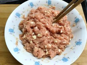 在醒面的时候拌馅，500克猪肉剁碎后加调料拌匀后慢慢加入水顺一个方向将肉搅打上劲。