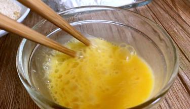 鸡蛋打入碗中，划散成蛋液备用