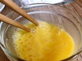 鸡蛋打入碗中，划散成蛋液备用