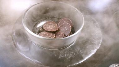 巧克力放入热水锅中隔水融化