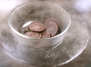 巧克力放入热水锅中隔水融化