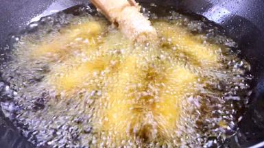 放入备好的香蕉，中火炸至金黄色