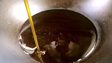 锅置火上，倒入半锅油烧至七成热