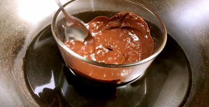 将融化好的巧克力搅拌成糊状