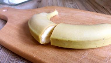 香蕉从中间切开成两段