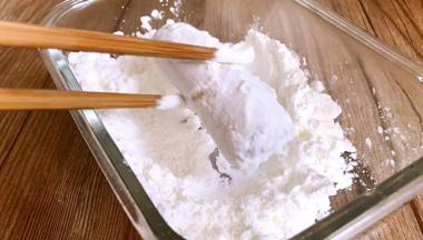 再裹上淀粉，将多余的淀粉抖掉