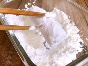 再裹上淀粉，将多余的淀粉抖掉